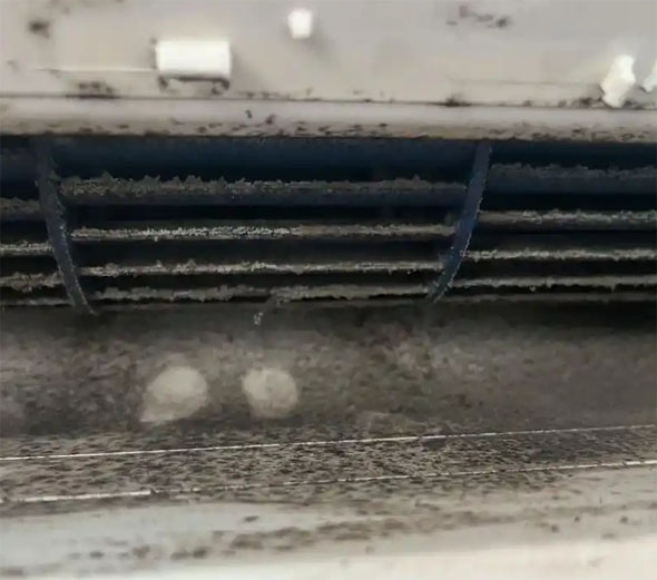 雁峰空调吹的风有股烧焦味是怎么回事